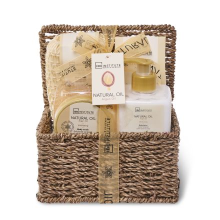 IDC INSTITUTE NATURAL OIL Комплект Лосион за тяло, 270 мл + Скраб за тяло, 250 мл + Соли за вана, 150 мл + Гъб за баня 