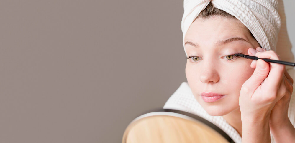 Как се слага молив за очи?