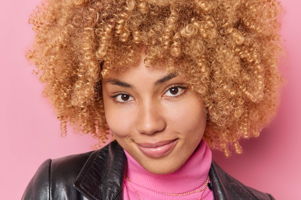 Какъв цвят коса отива на тъмна кожа?